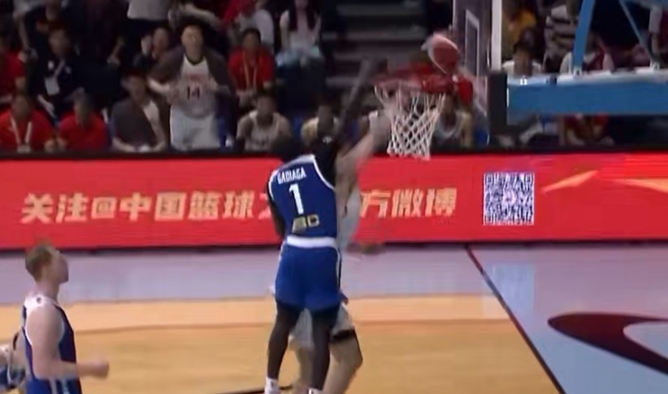 杨瀚森快攻扣篮遭阿巴西钉板大帽,郭艾伦:20岁NBA新秀就该砸进去 杨瀚森快攻扣篮遭阿巴西钉板大帽,郭艾伦:20岁NBA新秀就该砸进去