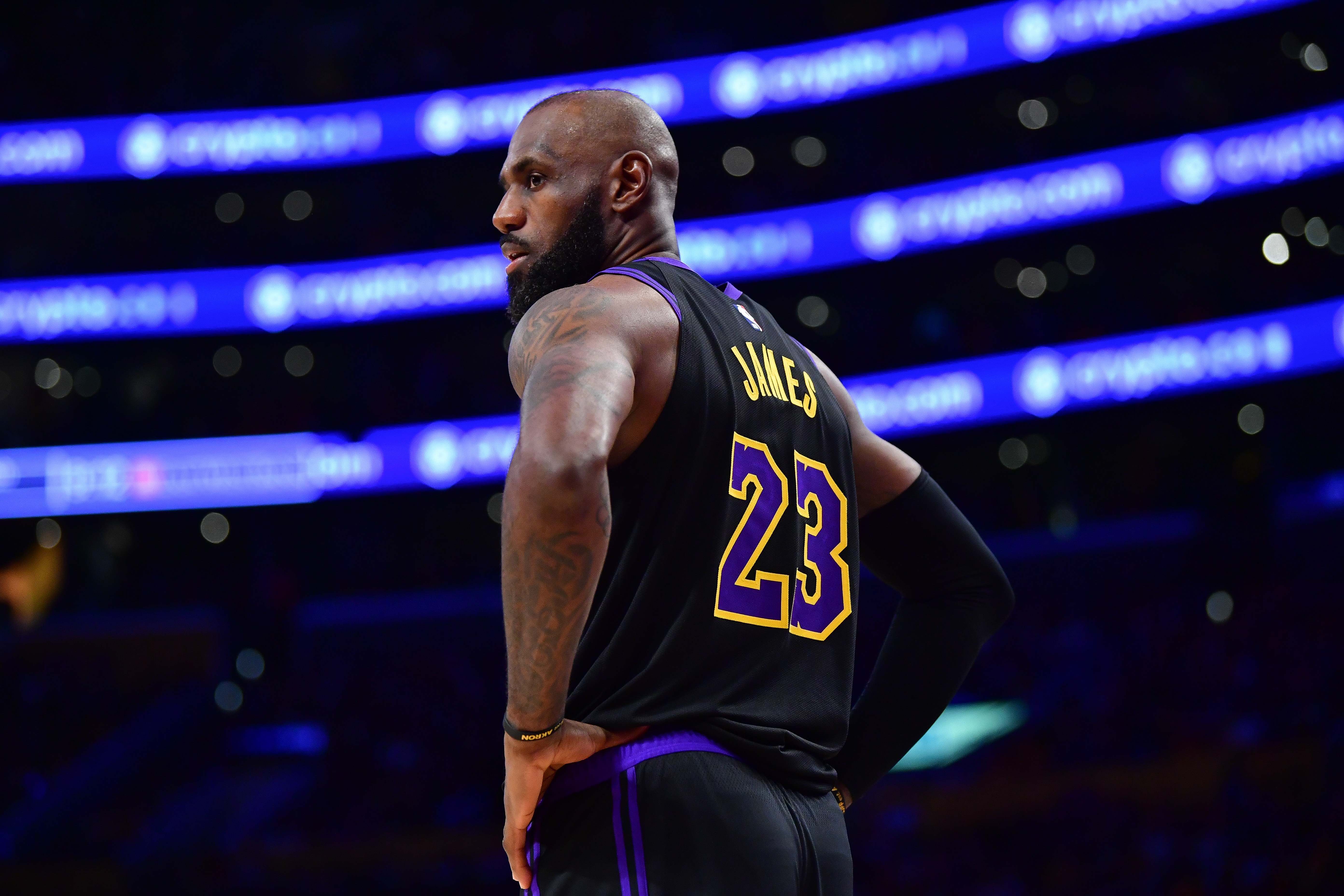 Shams：詹姆斯收到报价涵盖底薪至顶薪 五支领跑球队浮出水面
