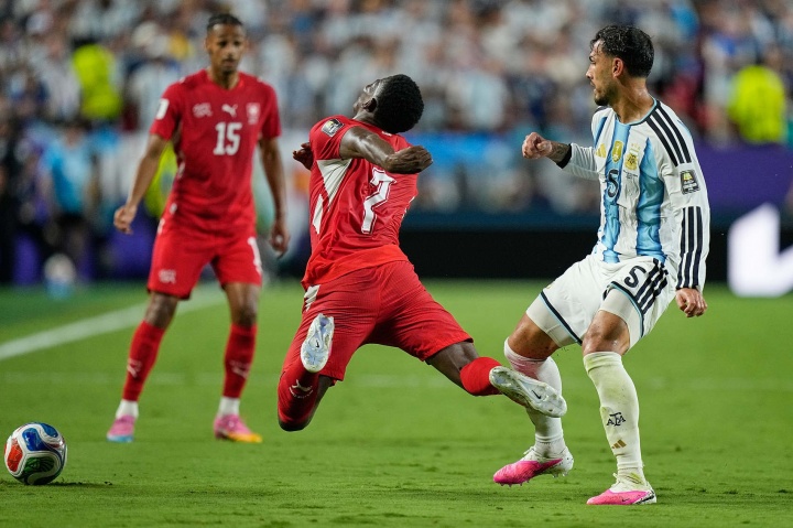 欧足联拒用FIFA新规：VAR不介入首黄判罚，只认第二黄红牌