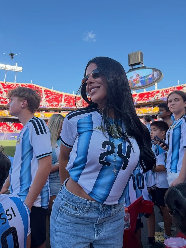 恩佐女友表态:女儿生活在伦敦 全家不参与反英歌曲 恩佐女友表态:女儿生活在伦敦 全家不参与反英歌曲