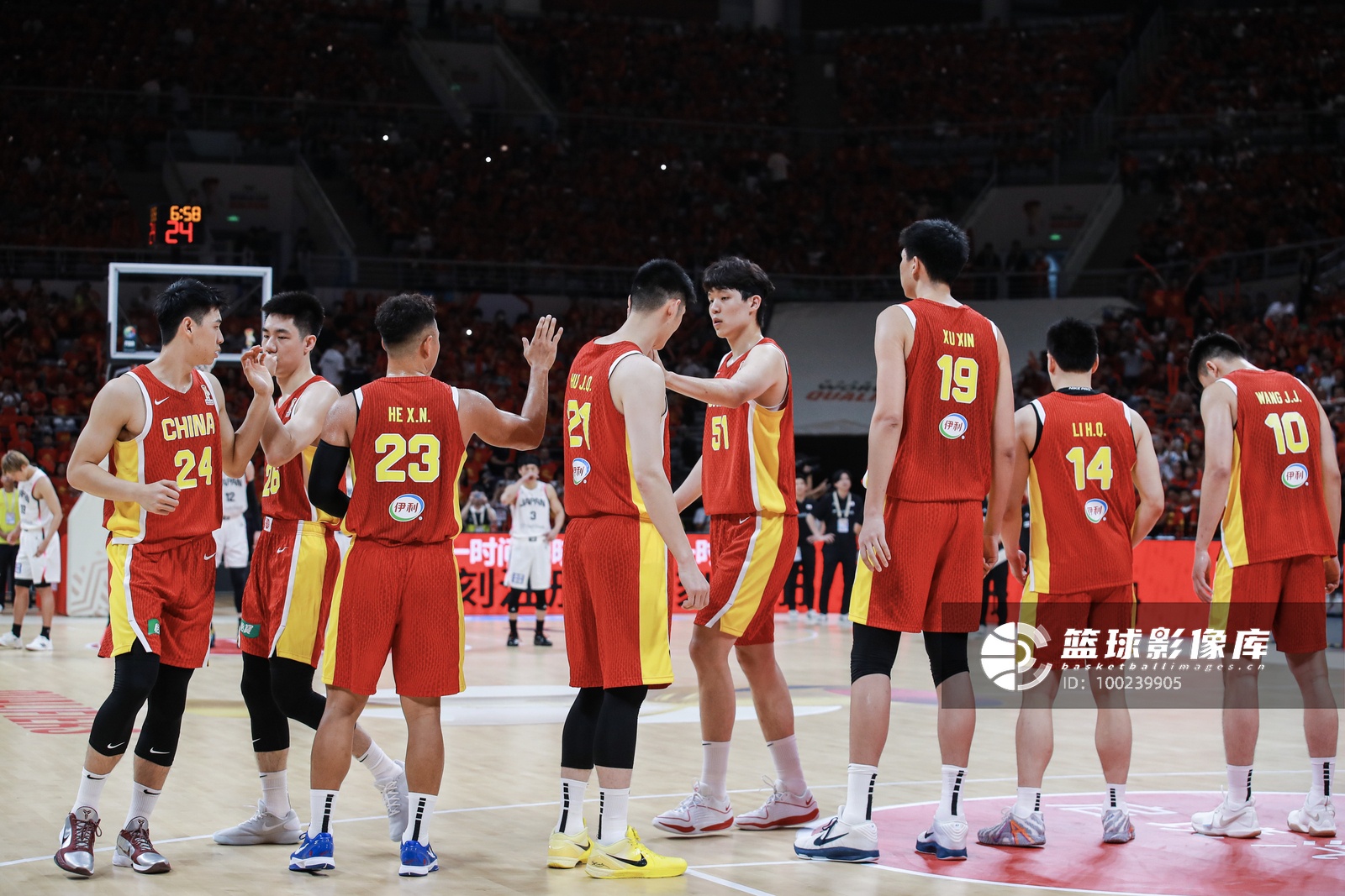 FIBA商业赛揭秘：中国男篮半场领先19分 收费10元引争议