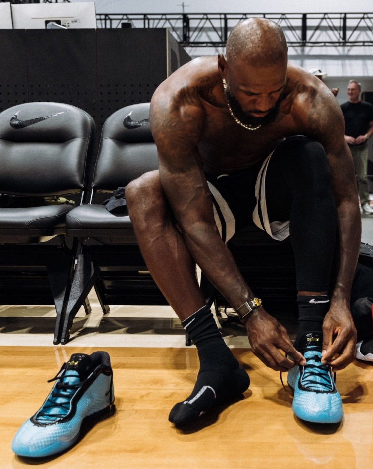 詹姆斯晒LeBron 24训练照 确认第24代正代战靴已在路上 詹姆斯晒LeBron 24训练照 确认第24代正代战靴已在路上