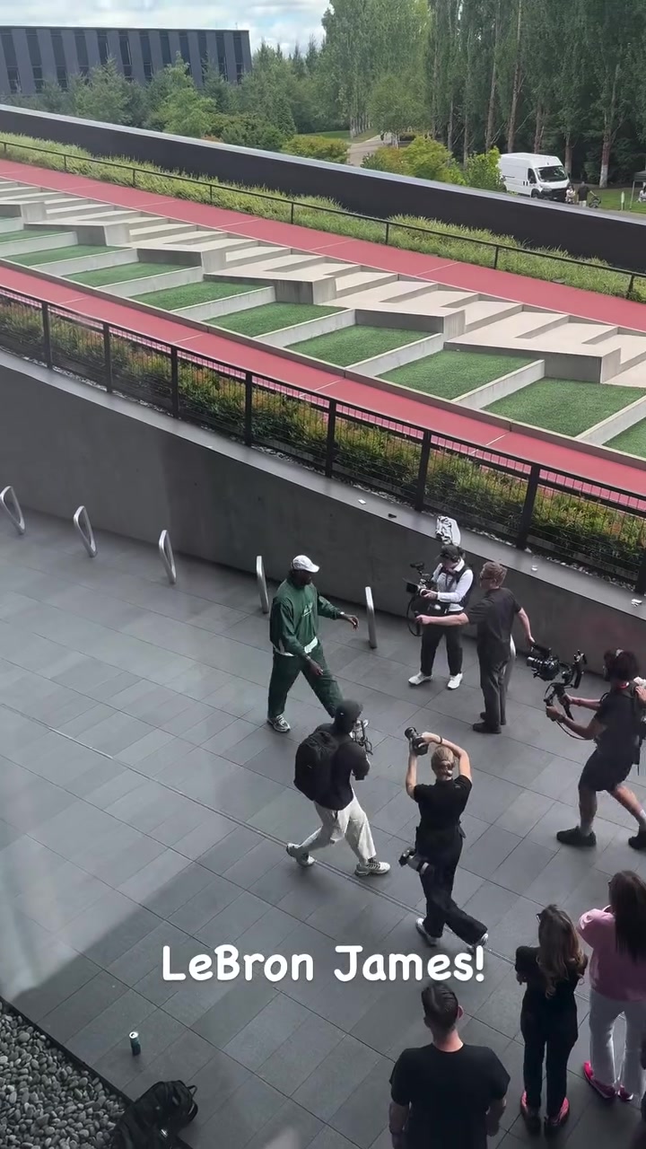 詹姆斯造访耐克总部发表演说 称加盟76人因不想安逸 詹姆斯造访耐克总部发表演说 称加盟76人因不想安逸