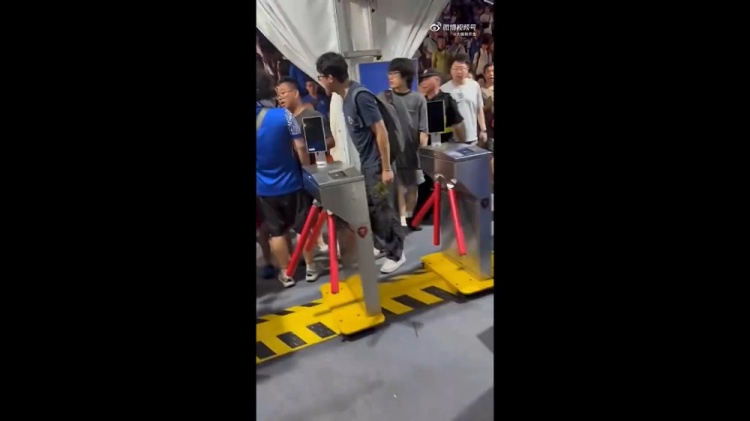 3名球迷围堵武磊球衣小球迷被行拘 李璇:处罚合理,但别让37636人替3人背锅 3名球迷围堵武磊球衣小球迷被行拘 李璇:处罚合理,但别让37636人替3人背锅