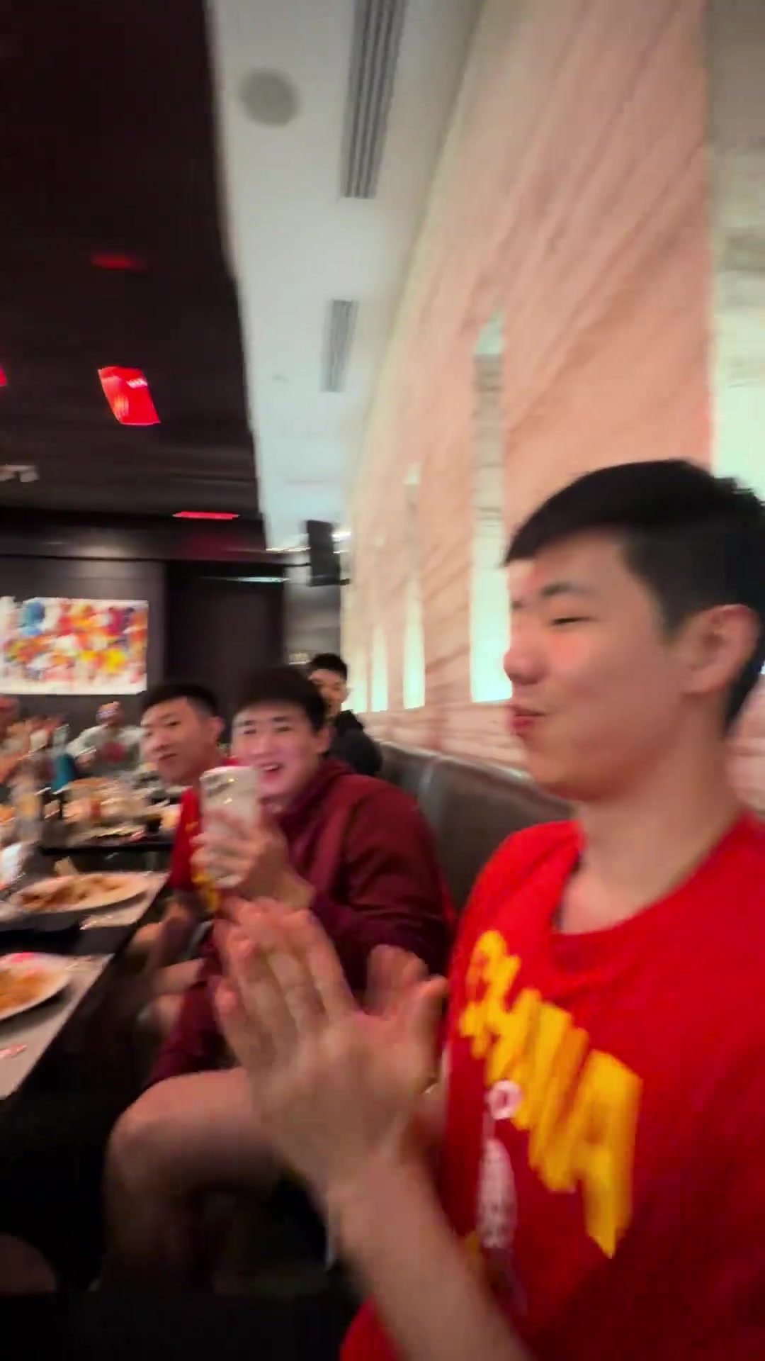 赵继伟晒男篮全队在多哈为其庆生视频并配文:Year after year 赵继伟晒男篮全队在多哈为其庆生视频并配文:Year after year