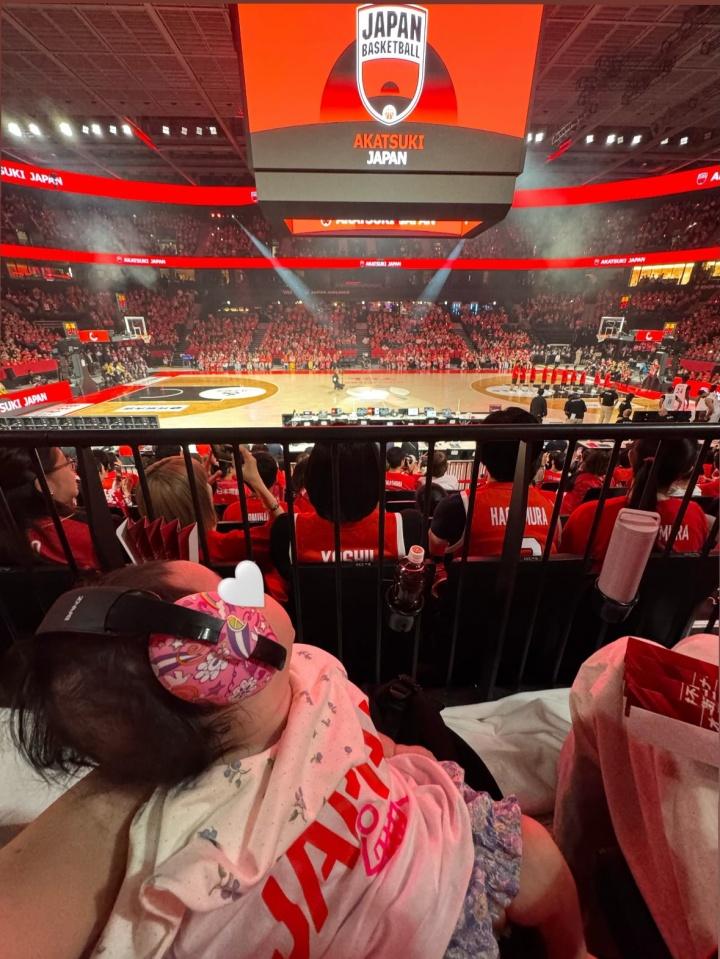 渡边雄太妻子带娃观战世预赛晒照:👶🏻第一次看篮球比赛 渡边雄太妻子带娃观战世预赛晒照:👶🏻第一次看篮球比赛