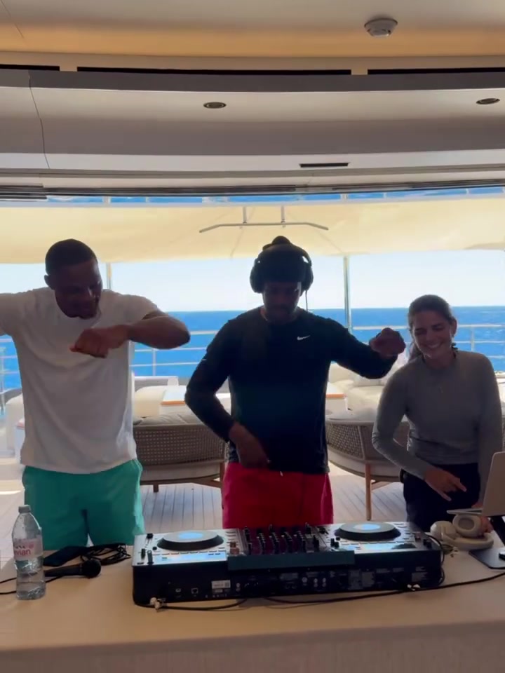 SGA:网球打爆你!保罗秀与威少退休生活:DJ&伴舞+合练网球+空接 SGA:网球打爆你!保罗秀与威少退休生活:DJ&伴舞+合练网球+空接