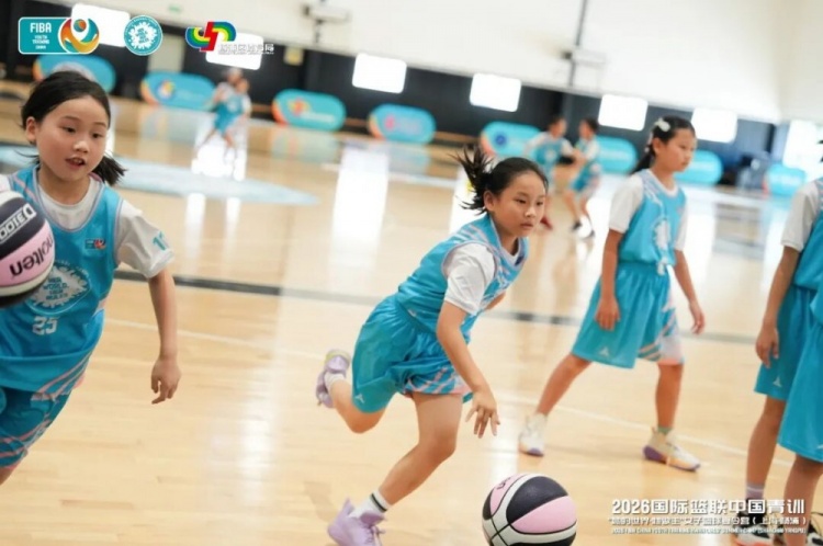 当国歌响起，4位中国女孩也站上了世界杯的舞台