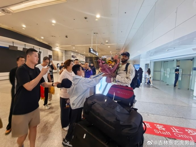 新援德沃恩·艾库恩·珀塞尔抵达长春 球迷热情接机